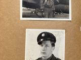 une vieille photo d'un homme en uniforme debout devant un avion