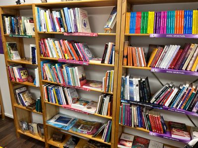 de nombreux livres sur les étagères de cette pièce