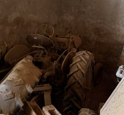 une photo d'une pièce où il y a beaucoup d'objets