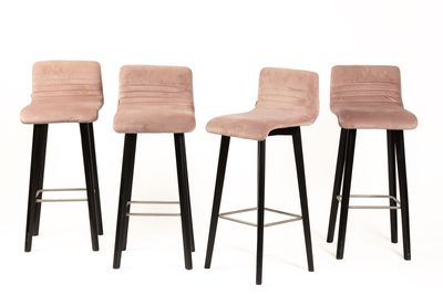 KARE DESIGN. Quatre tabourets de bar recouverts de tissu ros…