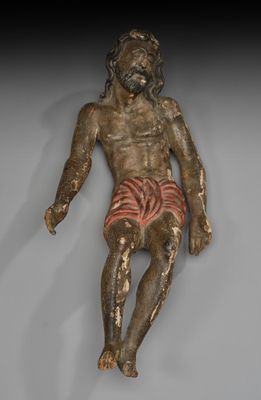 une photo représentant la statue d'un homme allongé par terre