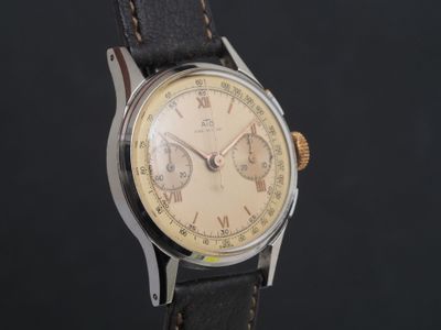 gros plan d'une montre sur une surface noire