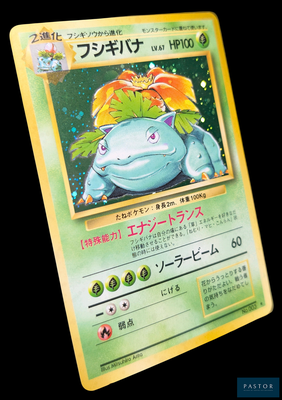 gros plan d'une carte pokemon sur fond noir