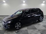 la photo d'une voiture noire garée sur un sol en damier
