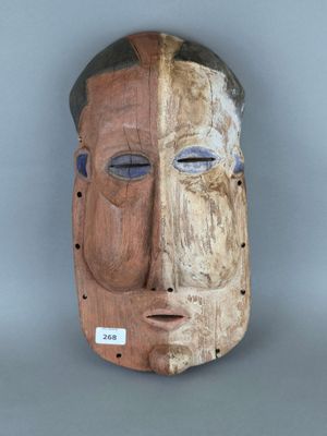 une image représentant un masque en bois aux yeux bleus et au visage brun