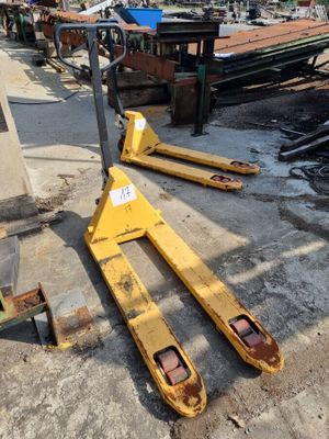 un gros plan d'un chariot élévateur posé sur un sol en béton
