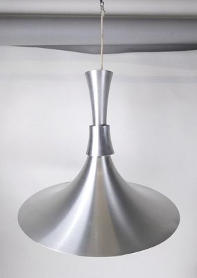 une lampe suspendue au plafond de la pièce