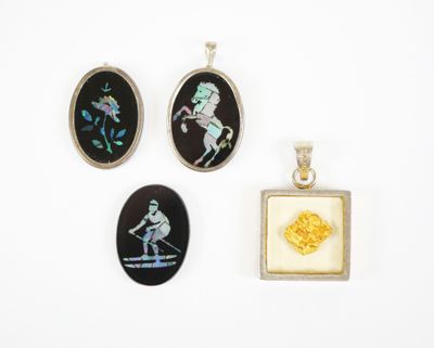 trois pendentifs de formes et de tailles différentes, sur lesquels figure l'image d'un homme à cheval