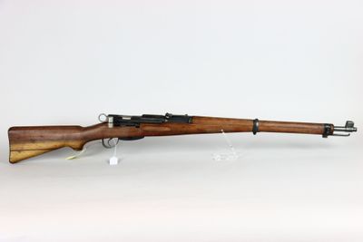 un fusil sur une surface blanche avec un fond blanc