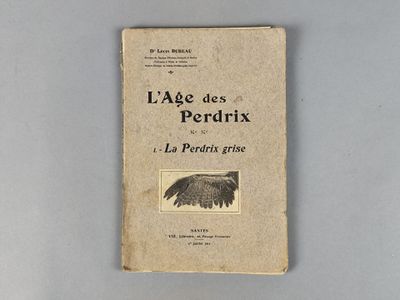 un vieux livre avec l'image d'un oiseau sur la couverture