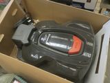 une boîte avec une télécommande à l'intérieur