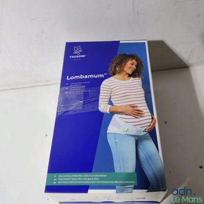 le ventre d'une femme enceinte, vêtu d'un t-shirt rayé blanc et bleu
