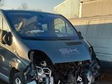 une camionnette argentée qui a été endommagée et qui est garée sur le parking