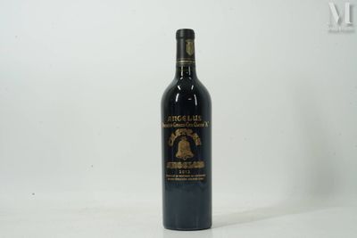 une bouteille de vin posée sur une table