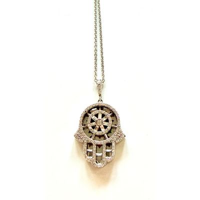 collier avec un pendentif représentant une roue de la fortune, monté sur une chaîne