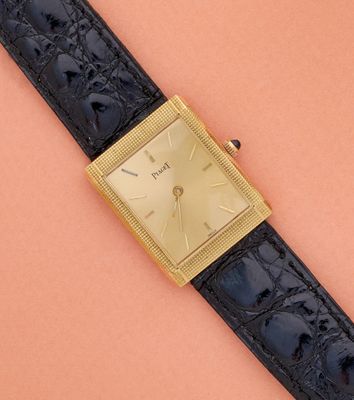 une image représentant une montre-bracelet posée sur une surface marron