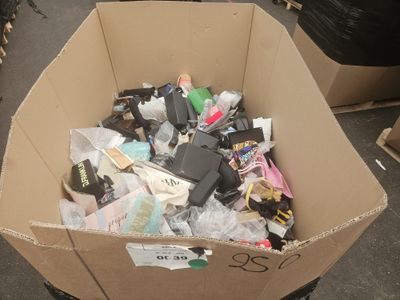 une boîte en carton remplie d'appareils électroniques et d'autres objets