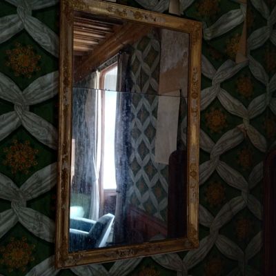 un miroir accroché au mur de la pièce