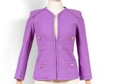 une veste violette sur une tête de mannequin