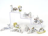 un grand nombre de petites figurines posées sur une table