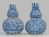 paire de vases bleus et blancs à motifs floraux