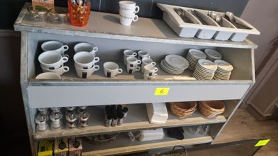 Desserte en bois peint en gris à 5 niveaux garnie de couvert…