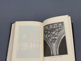 un livre ouvert sur lequel figure une photo en noir et blanc d'un bâtiment