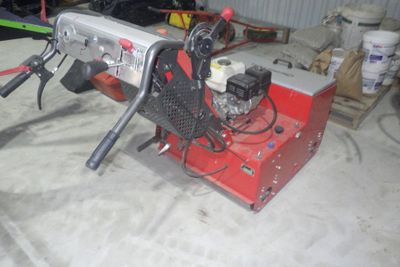 une machine posée sur une table dans un garage