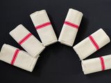 six serviettes rayées de blanc et de rouge disposées en cercle