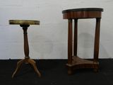 une paire de tables d'appoint anciennes en bois, surmontées d'un plateau en laiton