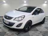 la photo d'une petite voiture blanche garée dans un garage