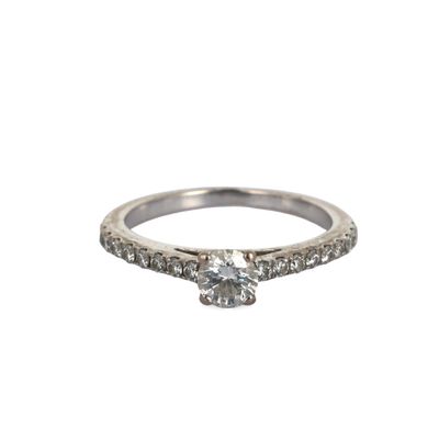 gros plan d'une bague en diamant sur fond blanc