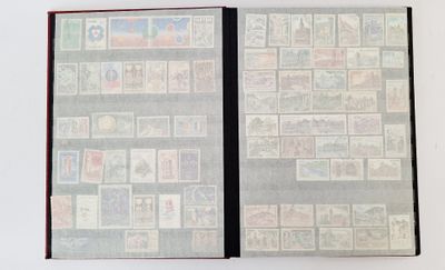 un livre ouvert avec des timbres, posé sur une table