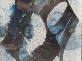 une peinture représentant une paire de bottes accrochée au mur