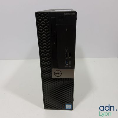 L'ordinateur de bureau Dell est posé sur une surface blanche