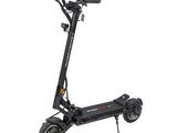 une trottinette électrique noire sur fond blanc