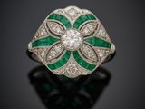 une bague Art déco sertie d'émeraudes et de diamants
