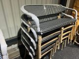 un canapé et des fauteuils à carreaux noirs et blancs placés devant un mur