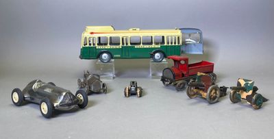 de nombreuses petites voitures et un bus posés sur une table