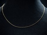 un collier à chaîne en or sur un mannequin mannequin mannequin mannequin mannequin mannequin mannequin mannequin mannequin mannequin