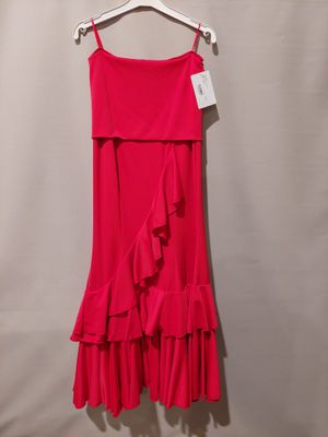 une robe rouge suspendue à un cintre contre un mur