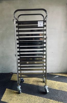 une image représentant un chariot métallique sur lequel sont posés plusieurs plateaux