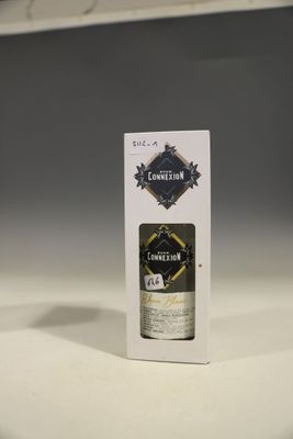une photo d'une boîte contenant une bouteille de vin