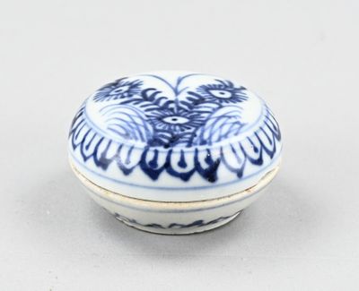 un petit bol bleu et blanc orné d'un motif représentant un oiseau