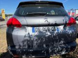 une voiture argentée garée sur le bord de la route