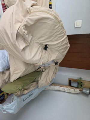 un lit sur lequel est posé un sac, dans une chambre d'hôpital