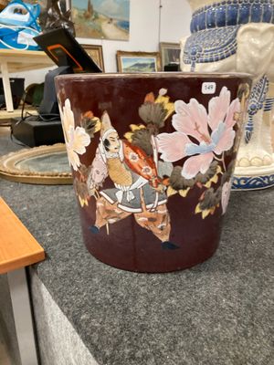 un vase posé sur un comptoir dans une pièce