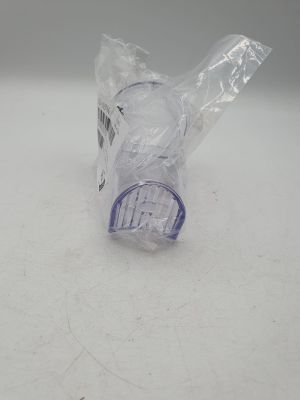 une bouteille en plastique qui a été emballée et posée sur une table