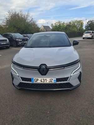 l'avant d'une voiture argentée garée dans un parking
