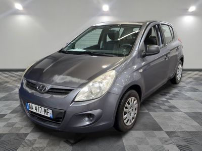 la photo d'une voiture grise garée dans un garage